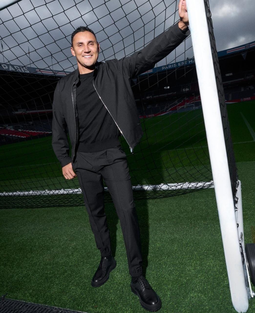 El portero tico Keylor Navas modela prendas de la marca Dior. Instagram.
