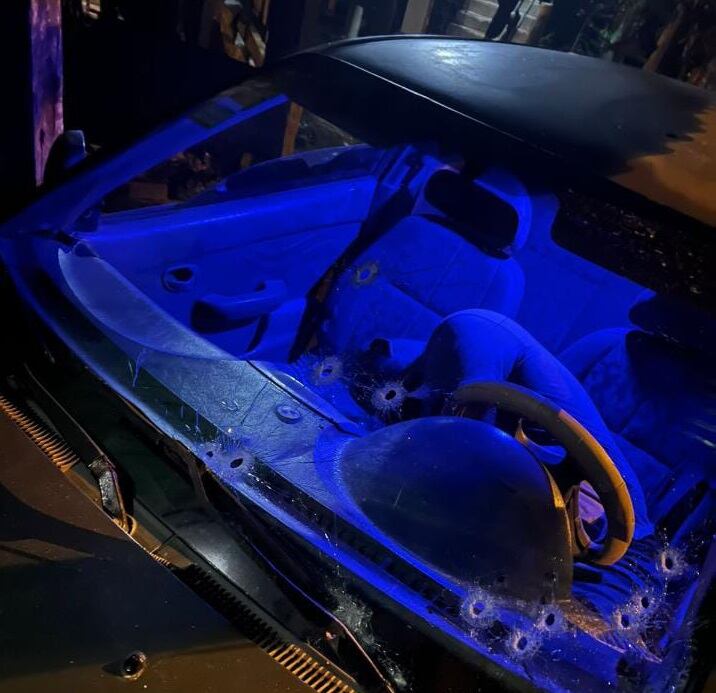 El parabrisas del carro presentaba al menos 10 impactos de bala. Foto cortesia.