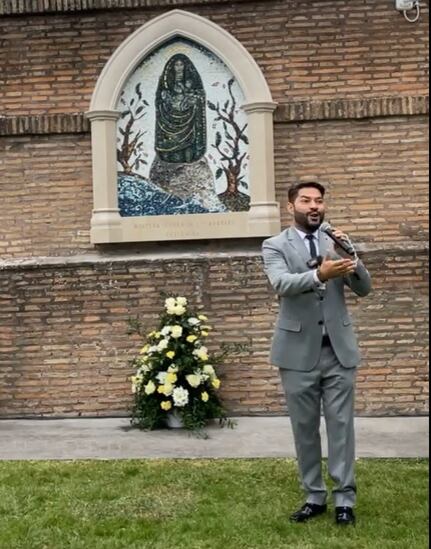Un mosaico de la patrona de Costa Rica, la virgen de Los Ángeles, ya se muestra en los jardines del Vaticano. En la foto el cantante tico Álvaro Solano, cantó en el Vaticano.