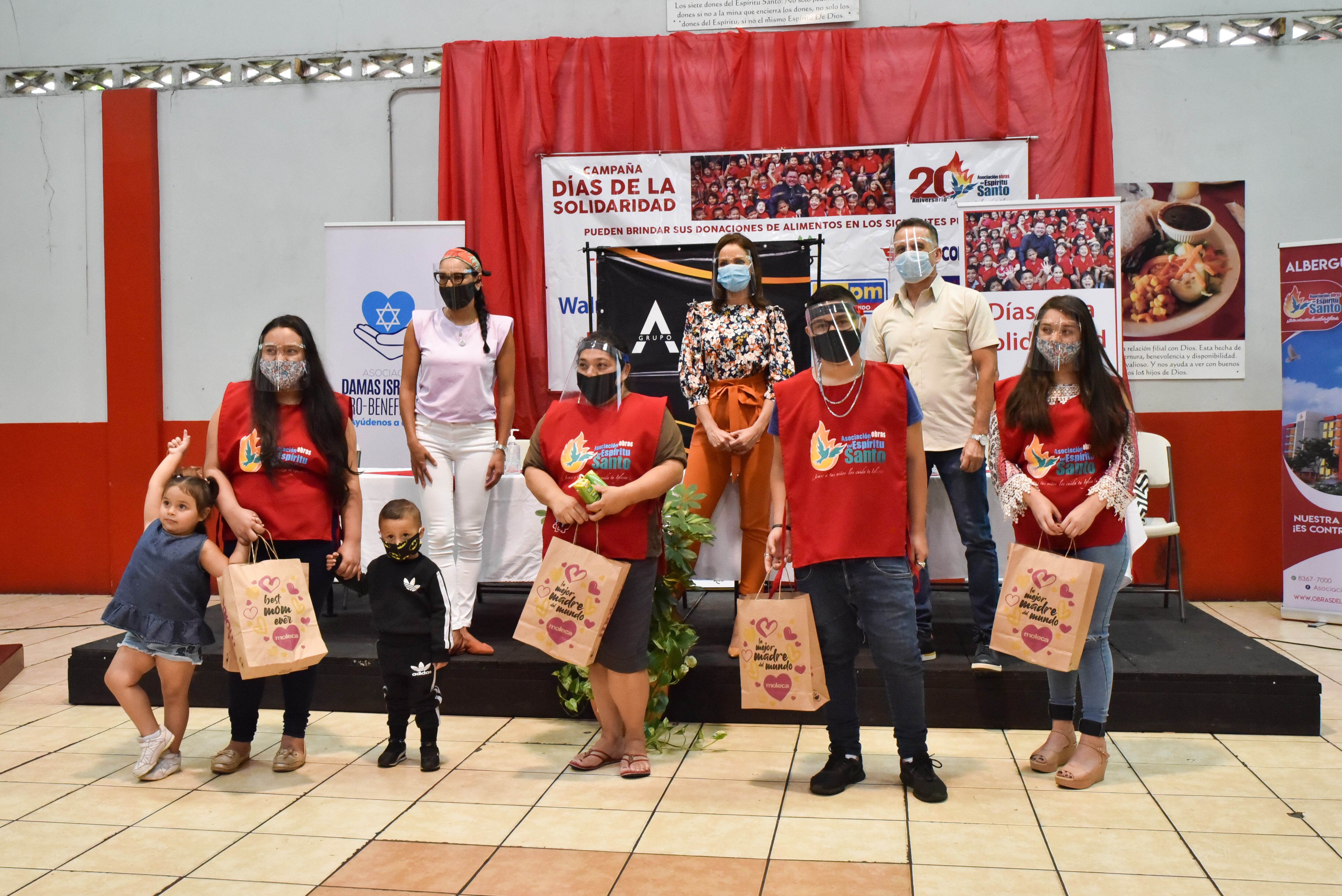 La distribuidora de calzado Grupo A en colaboración con la empresa brasileña Calçados Beira Rio, donó 1.440 pares de zapatos a familias de escasos recursos, a través de la Asociación Obras del Espíritu Santo del Padre Sergio Valverde.