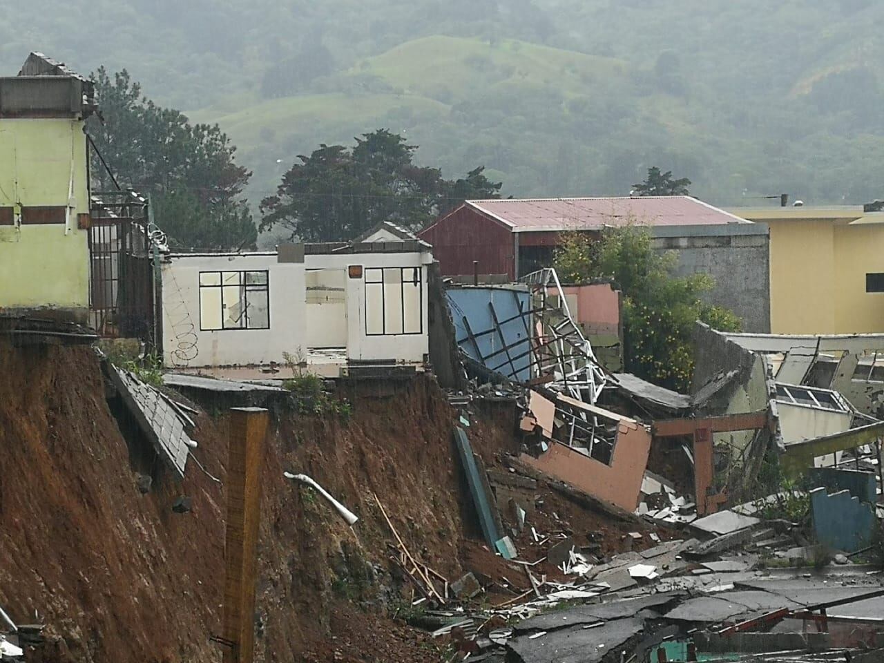 Casas destruidas por deslizamiento en urbanización Valladolid en Desamparados. Foto cortesía Marisol Soto.