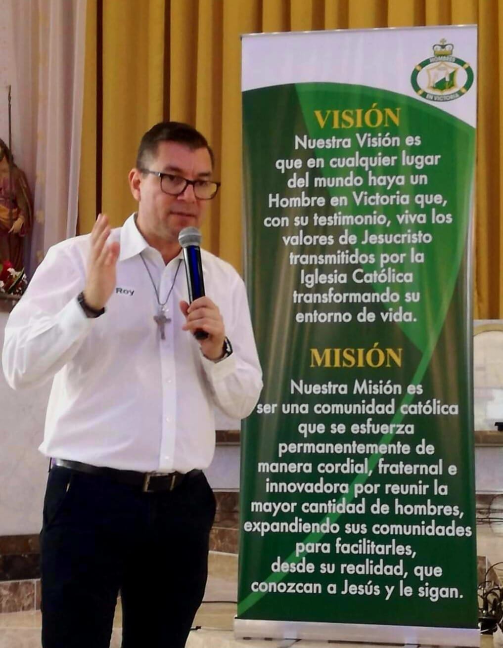 Roy Sánchez Barrantes, un criminólogo de profesión que trabaja en la morgue judicial y tiene 47 años, es también Chisvalín, el payasito evangelizador que alegra las fiestas de Navidad de Obras del Espíritu Santo del padre Sergio Valverde