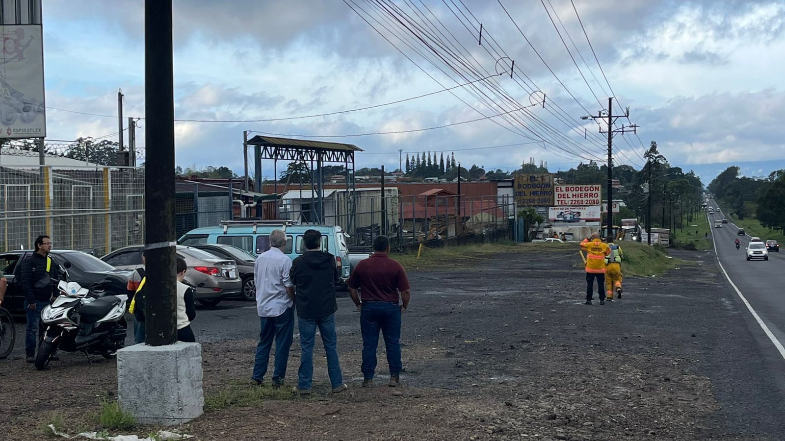 El derrame de un químico que salía desde una empresa provocó una emergencia y movilización de Bomberos en San Isidro de Heredia, la mañana del miércoles 6 de mayo del 2026. Foto: La Teja