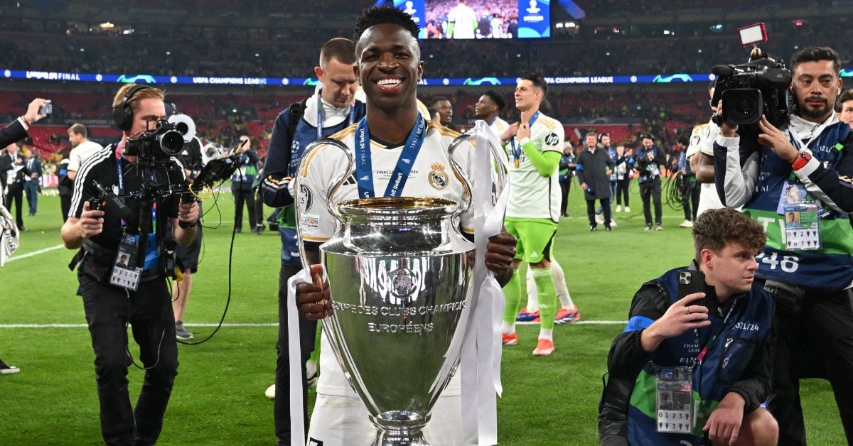 El jugador #7, Vinicius Junior, posa con el trofeo tras el gane del Real Madrid en la UEFA Champions League. (Foto: AFP)