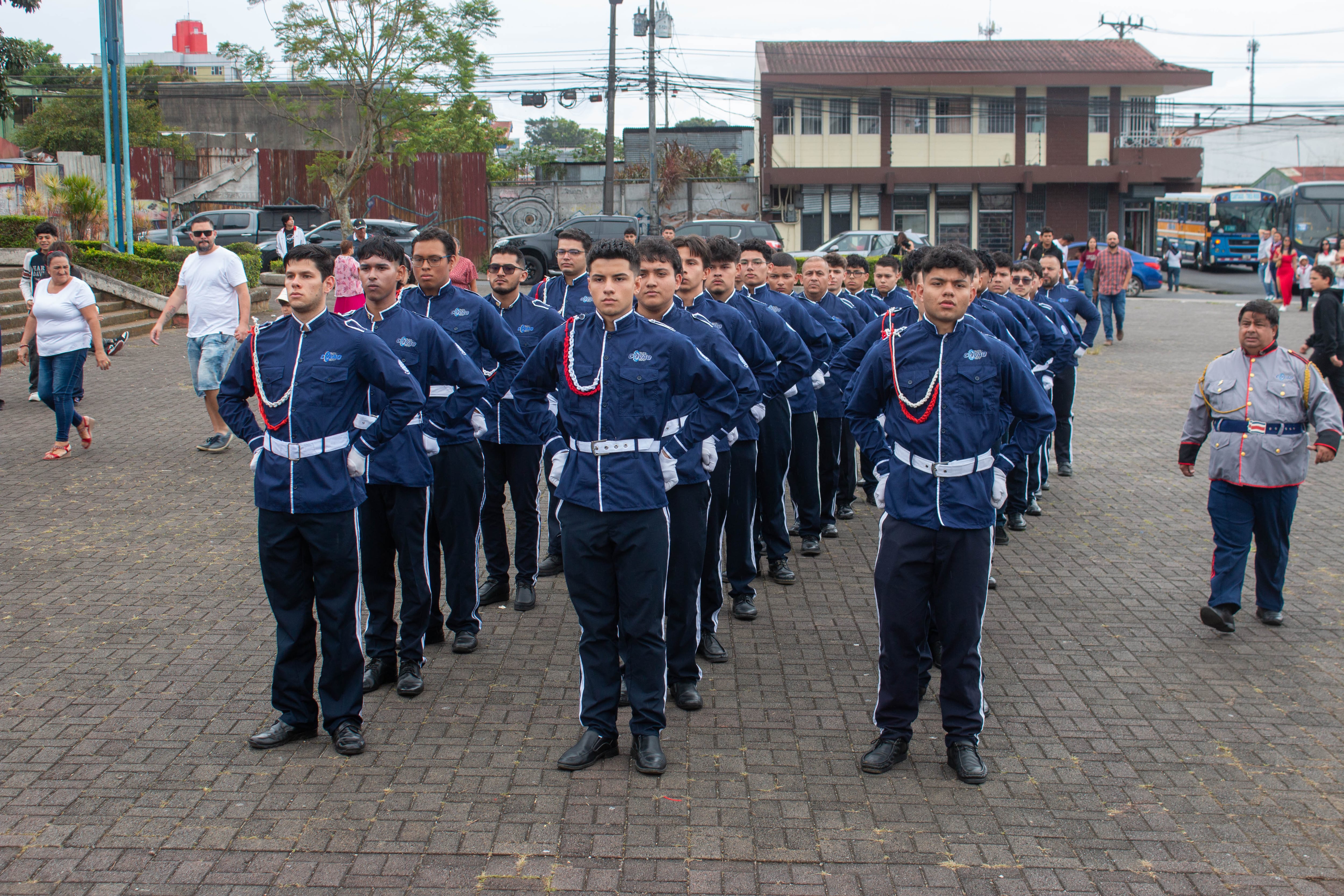 Desde hace muchos años los cadetes del COVAO dan muestra de su disciplina y coordinación en los desfiles del 15 de setiembre en Cartago. Foto: Juan Pablo Garita