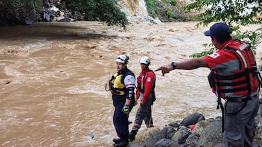 Cruz Roja rescató a siete personas que fueron atrapadas por una cabeza de agua