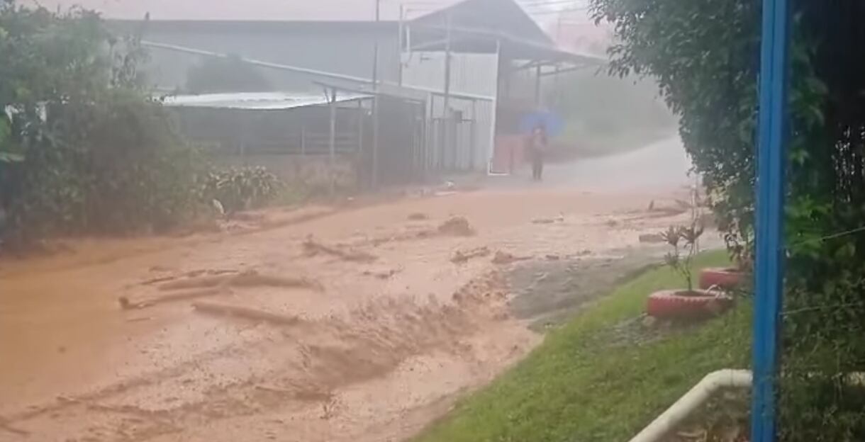 La quebrada San Cayetano afectó el Liceo Rural de Rivas de Pérez Zeledón. Foto: Tomada de TV Sur