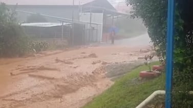 Fuertes aguaceros provocaron crecida de un río que amenaza con causar más daños en un colegio