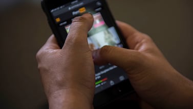 Policía tuvo grave accidente de tránsito por ver contenido para adultos mientras conducía