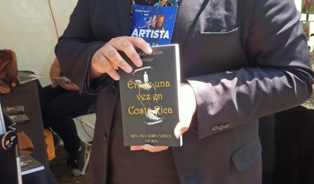 Leonardo Aragón autor del libro Érase una vez Costa Rica.