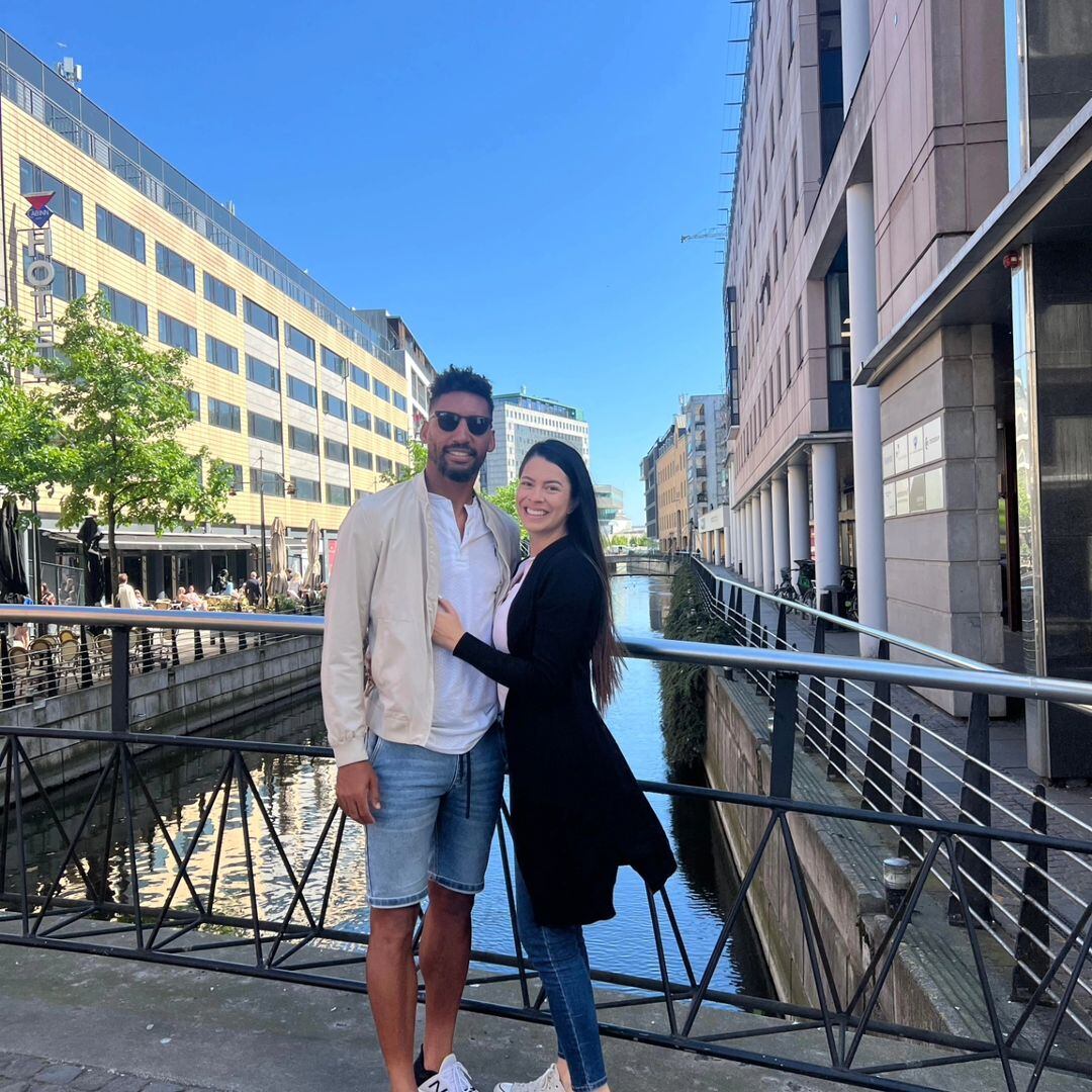 Marcel Hernández se mostró muy feliz con su pareja. Foto: Instagram.