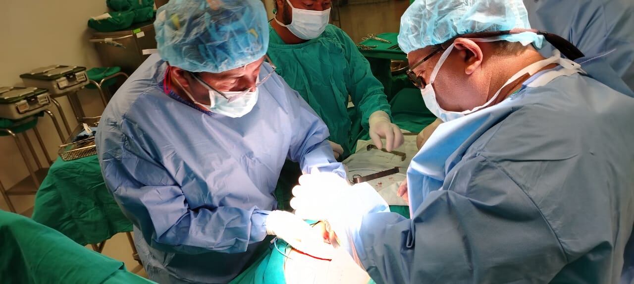 Dos pacientes fueron sometidos a un novedoso procedimiento para quitar el pecho hundido.