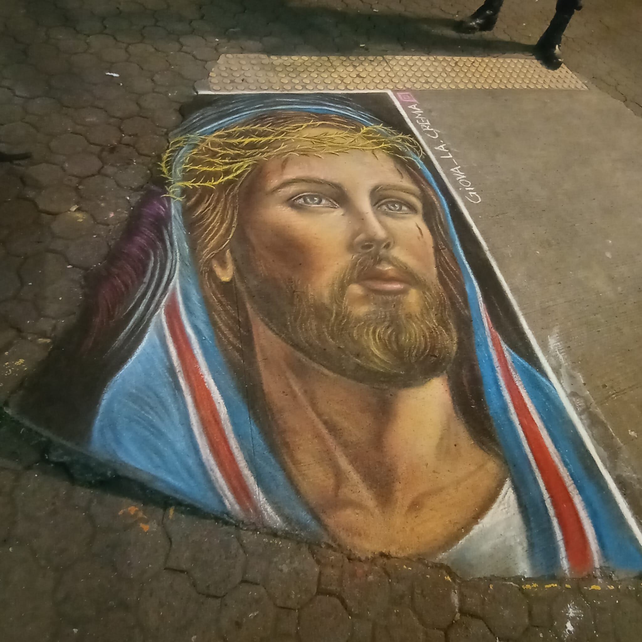 20 -वर्षीय इटालियन, जियोव्हानी कोकाआने दुसर्या वेळी कोस्टा रिकाला भेट दिली आणि त्याच्या स्ट्रीट आर्ट्सच्या मध्यभागी आनंद झाला.