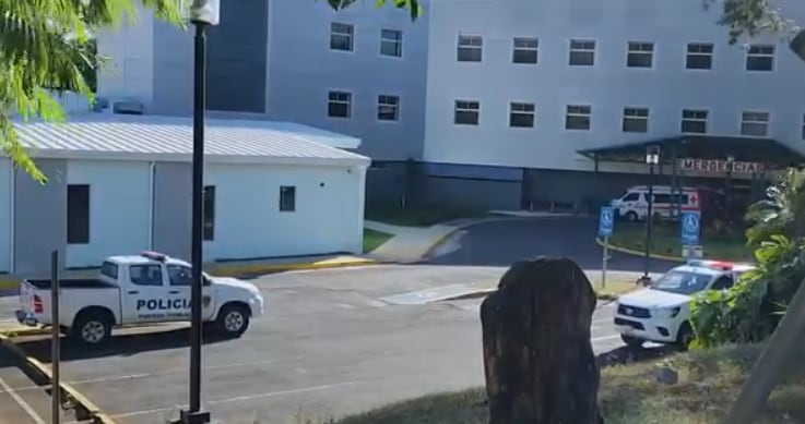 Un hombre falleció afuera del hospital San Rafael de Alajuela donde llegó con una herida de bala