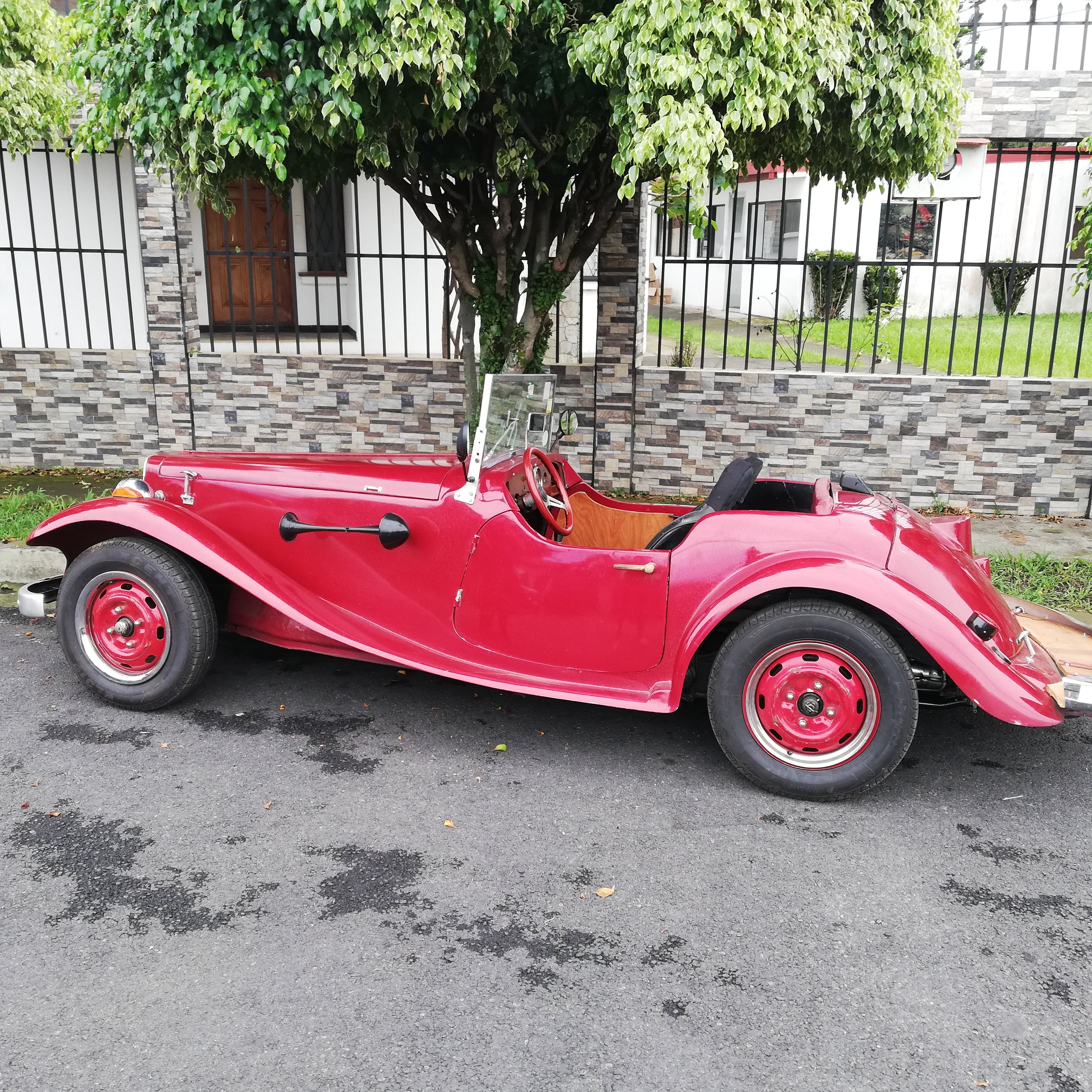 Óscar Gómez y su hija Silvia Gómez, son amantes de los autos, sobre todo de los clásicos y son una rareza, más se enamoran, por eso lucen con mucho orgullo un carro que realmente es muy particular: mitad Volkswagen alemán y mitad MG Roadster de Inglaterra, ensamblado en Portugal, es un Camat.