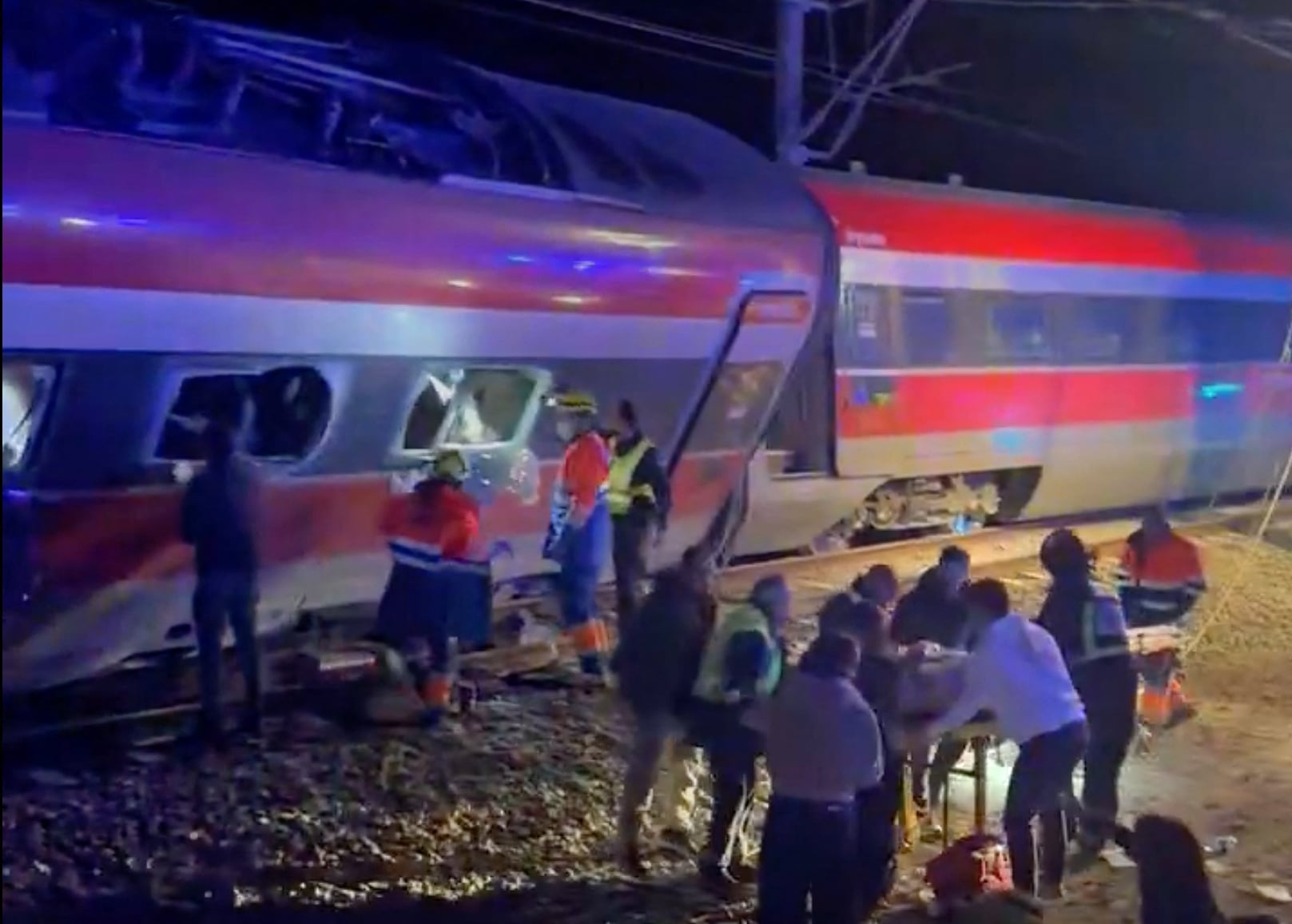 Esta captura de video, tomada de imágenes de UGC (contenido generado por usuarios) publicadas en redes sociales y verificadas por los equipos de AFPTV en Madrid, muestra al personal de emergencia trabajando tras un accidente ferroviario en Adamuz, al sur de España, el 18 de enero de 2026.