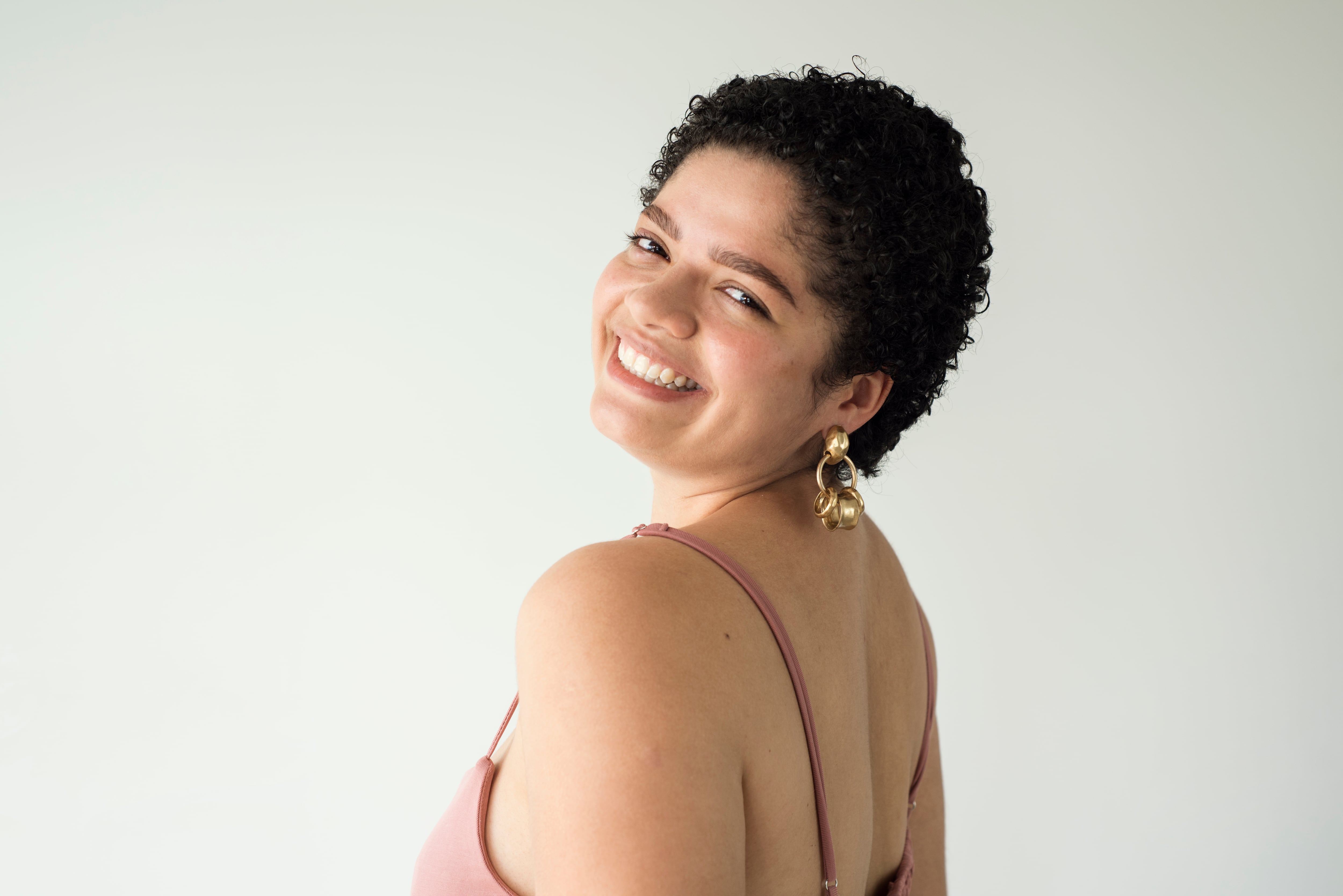 La cantautora nicaragüense Ceshia Ubau ganó el premio del “Mejor Sencillo Nueva Canción” por su canción “Para Mí”, además, recibieron premio los productores de su disco “Luz”, Rigoberto Alvarado y Brandon Cores, en la categoría “Productores del año” de los premios ACAM 2023