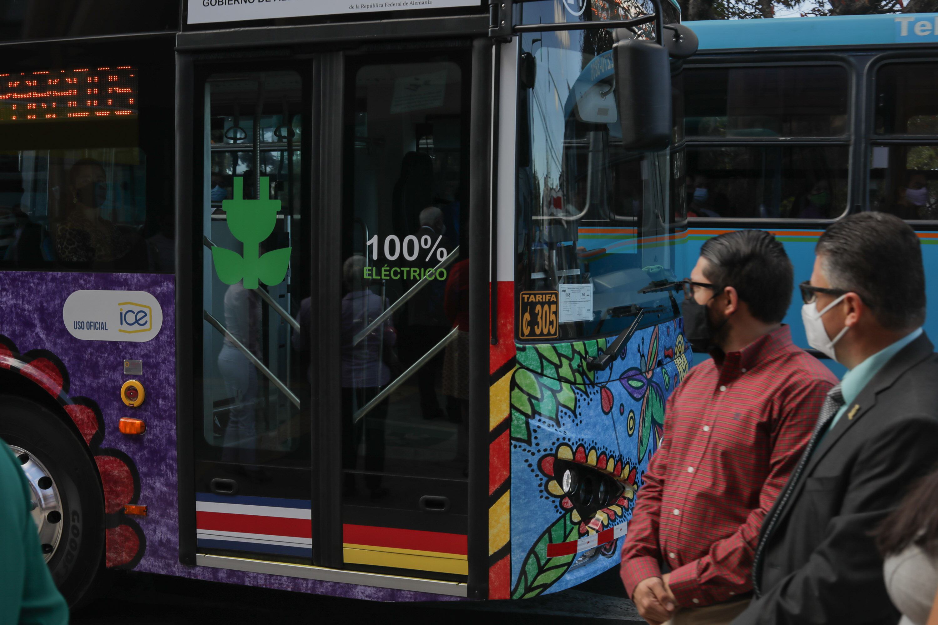 El proyecto de lograr que todos los buses del transporte público del país sean eléctricos comenzó este 23 de febrero 2021 cuando se le dio el banderazo de salida al primero en la ruta San José-Desamparados-San Rafael.