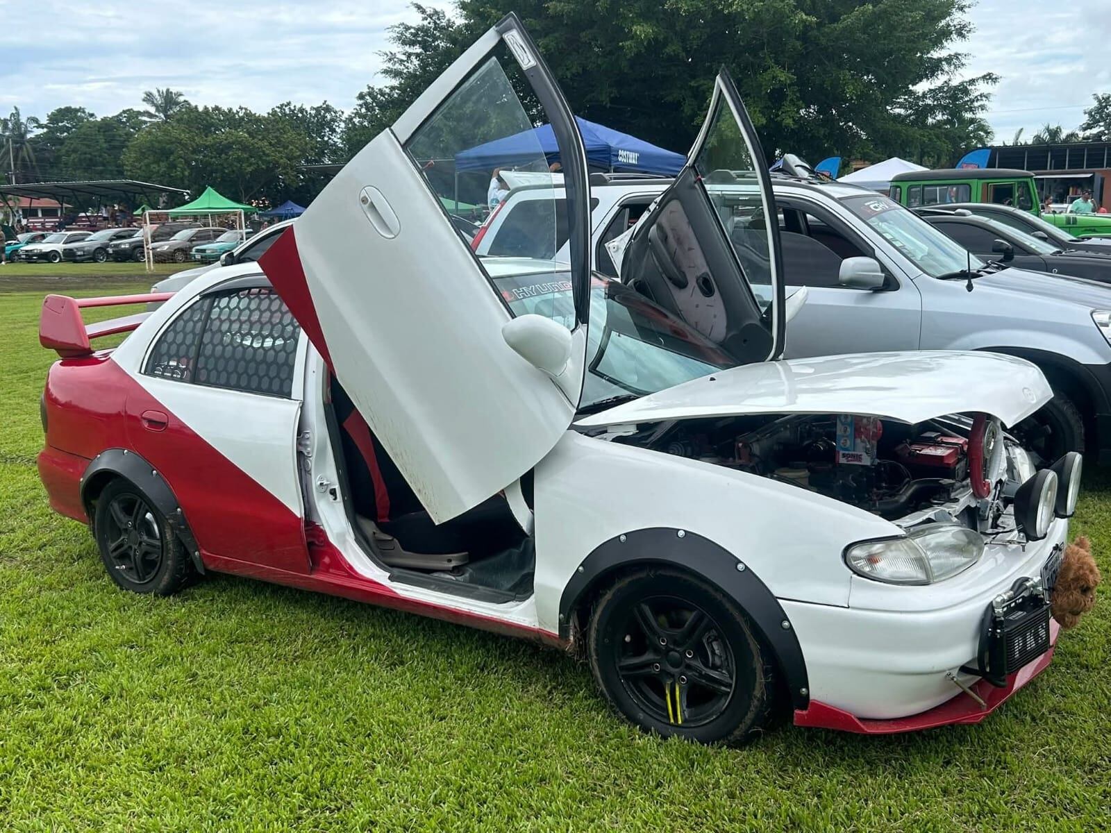 Carmelo, el Accent 94 que parece auto de carreras, pero que rueda en las calles