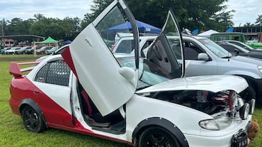 Carmelo, el Accent 94 que parece auto de carreras, pero que rueda en las calles