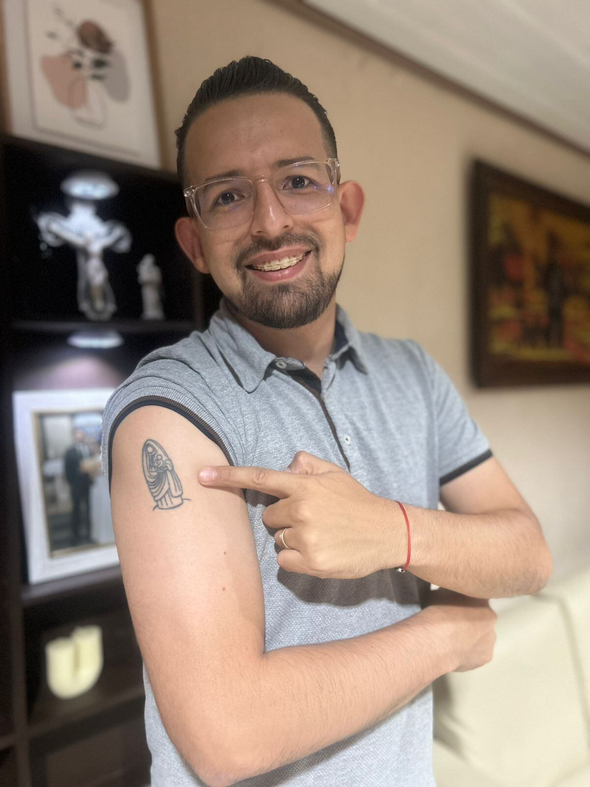 Carlos Chinchilla, de Deportes Repretel, lleva a La Negrita en su piel desde hace dos años