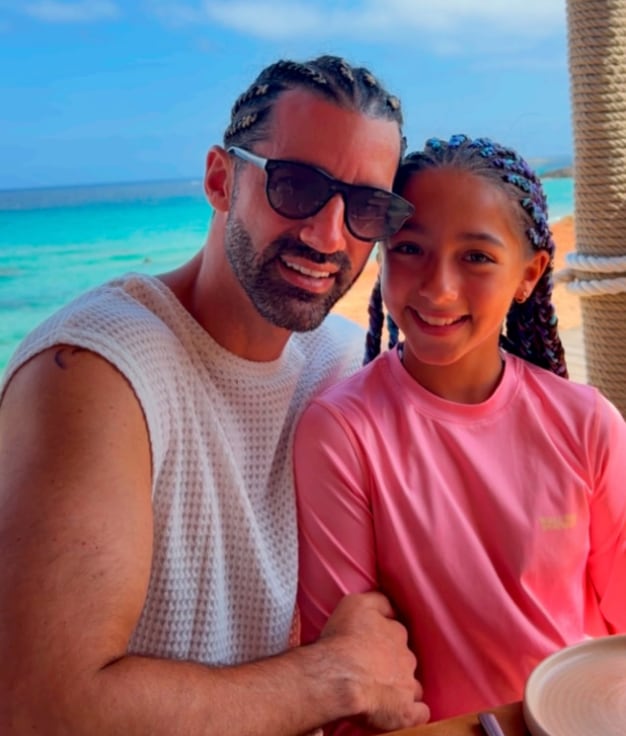 Toni Costa, bailarín español y juez de Mira quién baila,, junto a su hija Alaia.