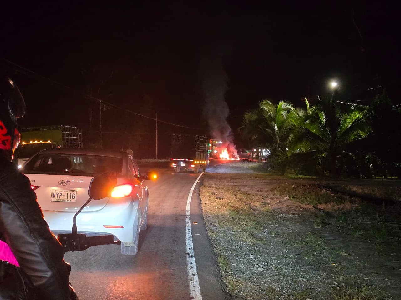 El choque provocó que la moto se quemara