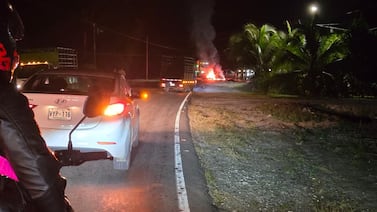 Choque brutal en Golfito: motocicleta se incendia y deja dos personas críticas