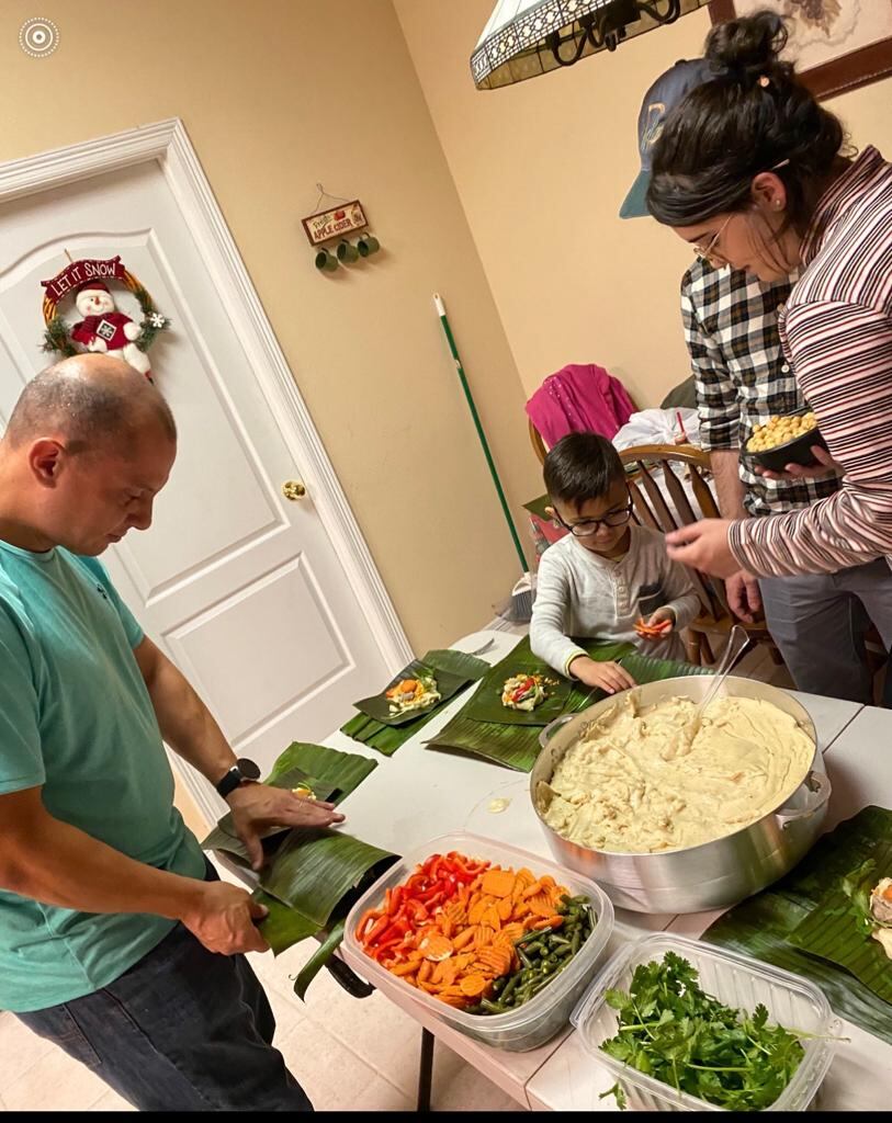 Carlos Abarca Coto, tico de nacimiento, fue el primer costarricense vacunado contra el Covid-19 en Estados Unidos. Este 17 de diciembre, a eso de las siete de la mañana hora de Houston, Texas (que en estos momentos es la misma hora tica), al tico le pusieron la vacuna.