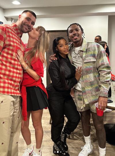 Travis Kelce, Taylor Swift, Chariah Gordon y Mecole Hardman Jr