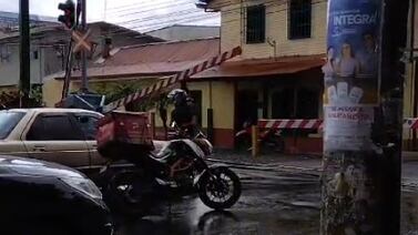 ¡Ojo! Conductores pierden la paciencia y levantan la aguja del tren, pero se exponen a un multón