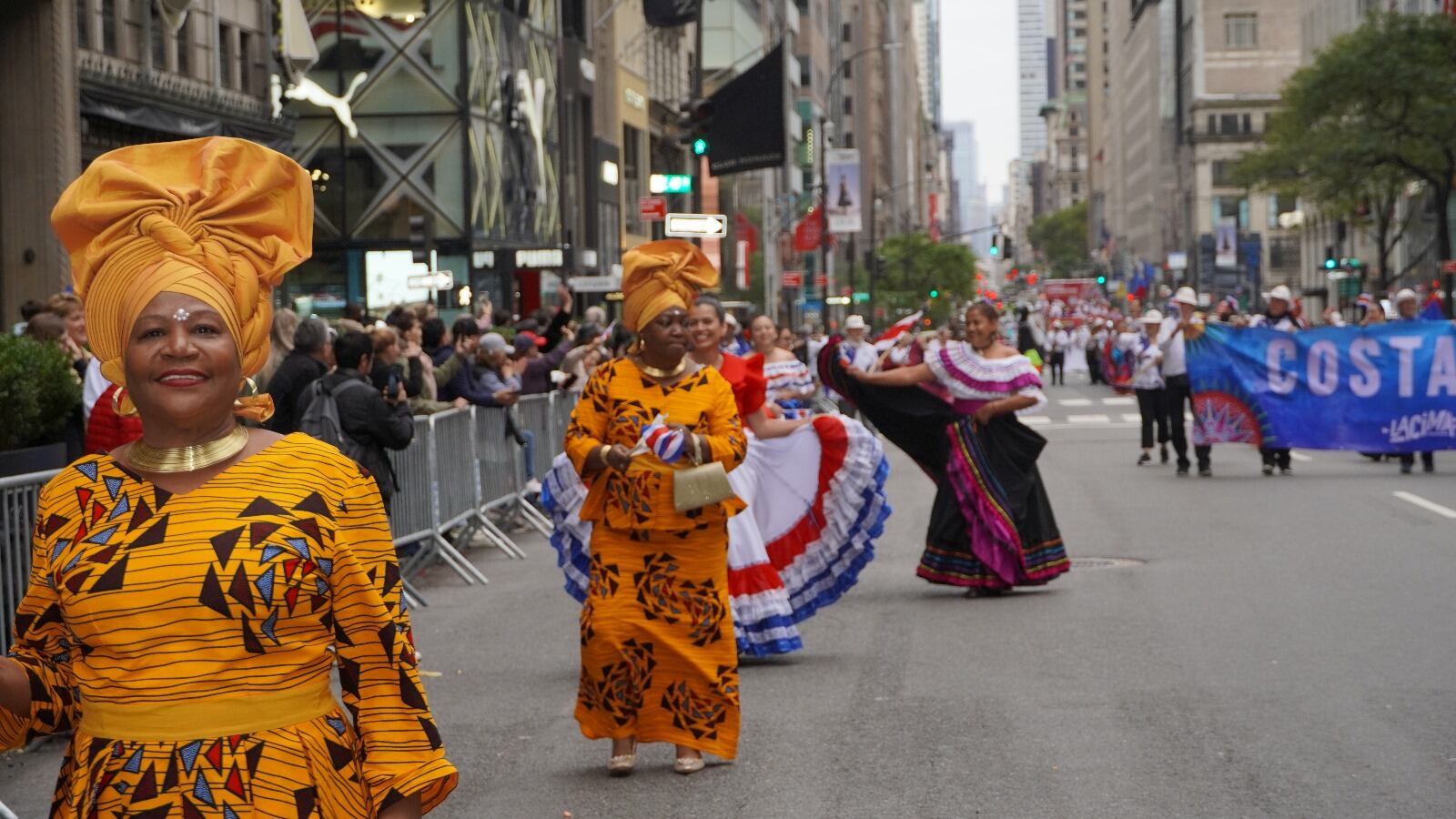 Más de 400 ticos desfilaron el 12 de octubre del 2025 en el Desfile de la Hispanidad sobe la Quinta Avenida de Nueva York.