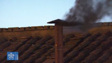 Cónclave 2025: ¡La primera fumata fue negra! Cardenales aún no eligen al nuevo papa