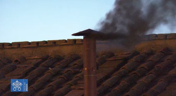 La primera jornada del cónclave 2025 dio como resultado fumata negra.