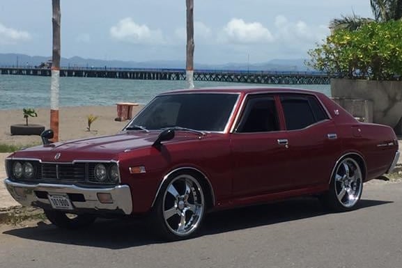 Para Diederick Cantillo Solano su Datsun 220C de 1977 no es un carro cualquiera, es su compa de vida, crecieron juntos y lo ha visto toda la vida, por eso es su amigo de grandes aventuras y lo amó desde que lo conoció.