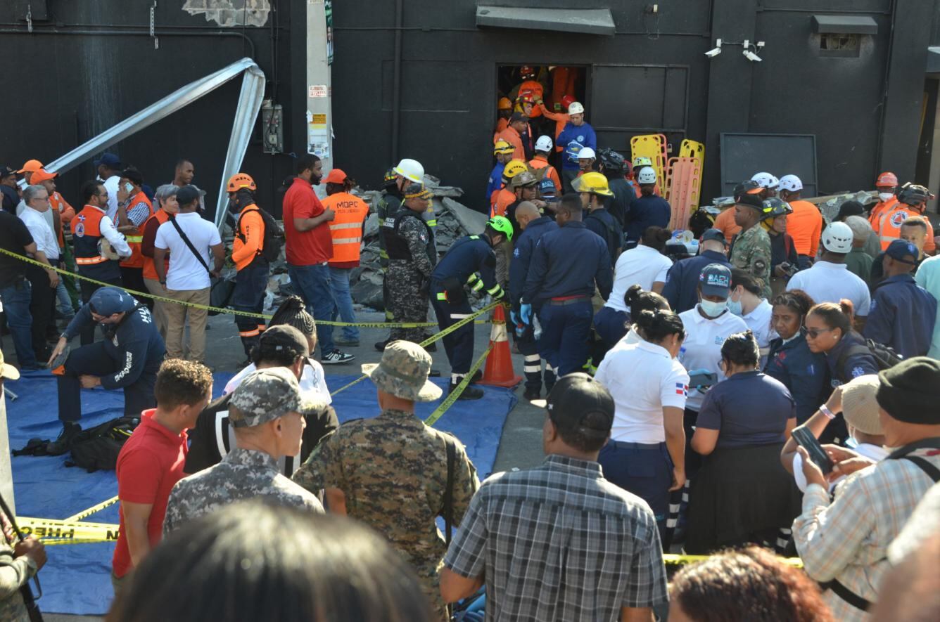 Agentes policiales y de rescate rodean las instalaciones de la discoteca Jet Set, donde ocurrió el incidente la madrugada de este martes.