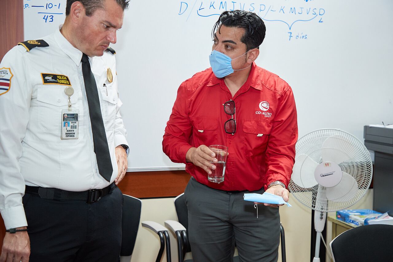 Como una forma de apoyar a la Policía de Tránsito en su labor diaria, la empresa Coauto hizo entrega de 5 mil mascarillas de seguridad de grado quirúrgico