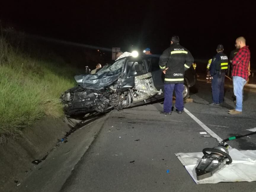 Choque entre carro y camión remesero deja una persona fallecida sobre ruta 27. Foto cortesía.