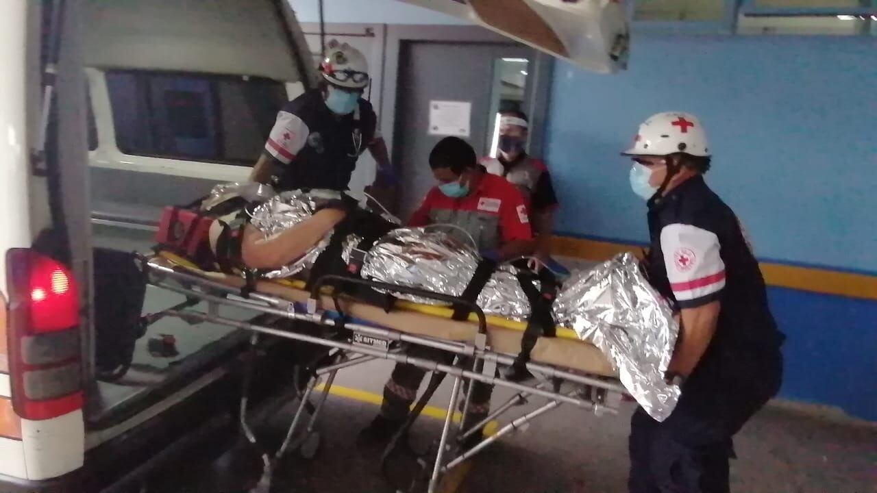 Oficiales de Fuerza Pública sufren accidente en el cerro de la Muerte. Foto Keyna Calderón.