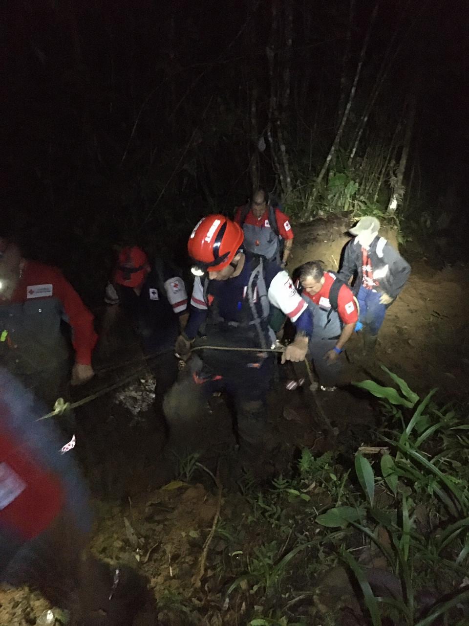 Cruzrojistas atienden a hombre que sufrió caída en Turrialba. Foto Cruz Roja.