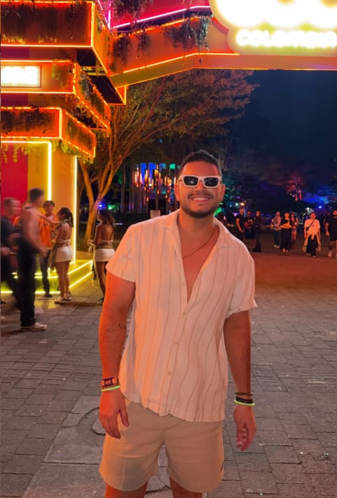 Steven Sibaja, cantante costarricense