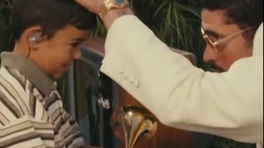 Bad Bunny entregó su Grammy a un niño en el Super Bowl, pero no era Liam Conejo Ramos
