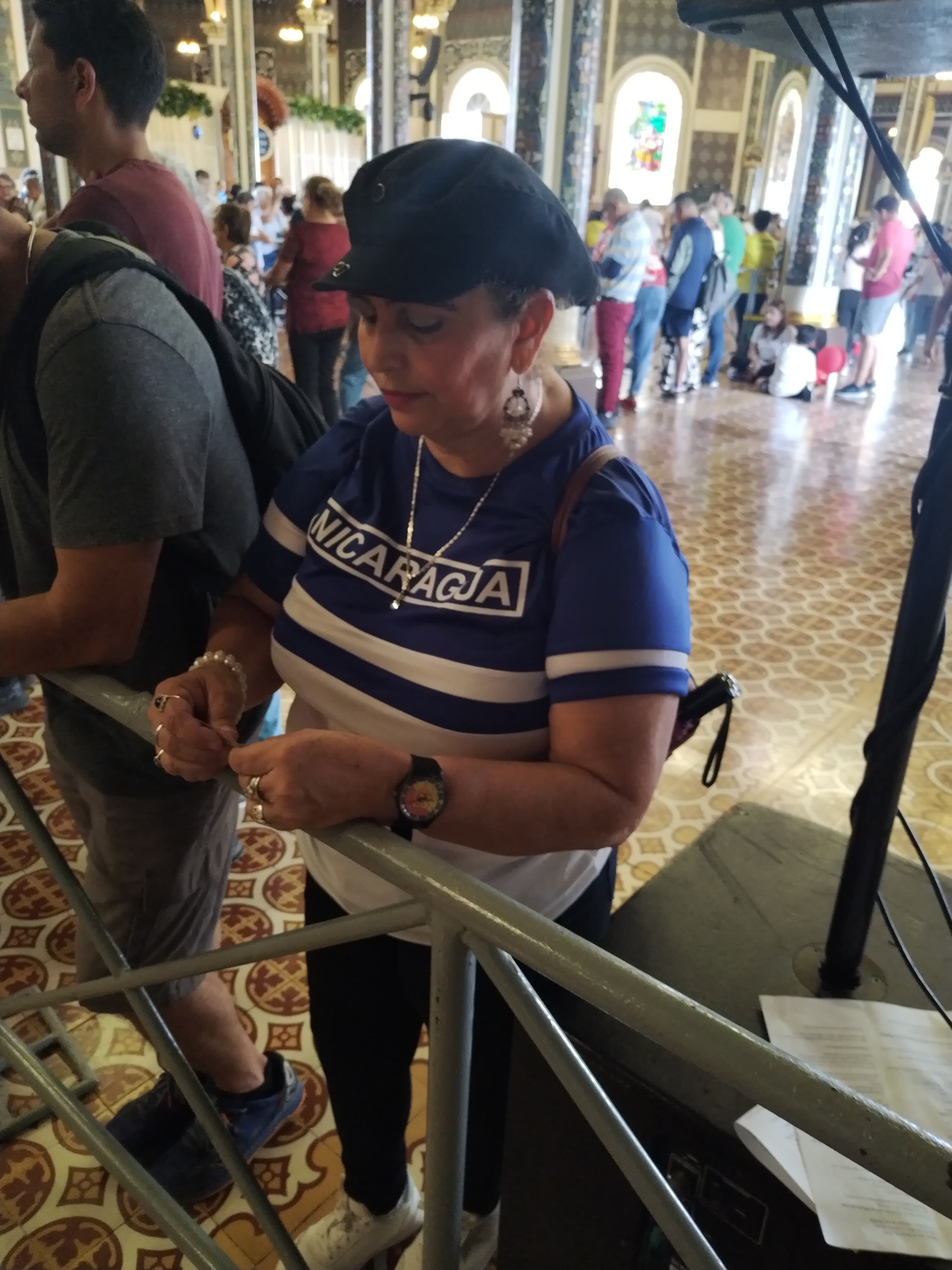 Doña Guadalupe Ruiz, nacida en el puro centro de Estelí hace 52, llegó el pasado 1 de agosto cargada de fe y alegría a la basílica de Nuestra Señora de los Ángeles en Cartago como parte de los miles de romeros que visitaron a la Negrita
