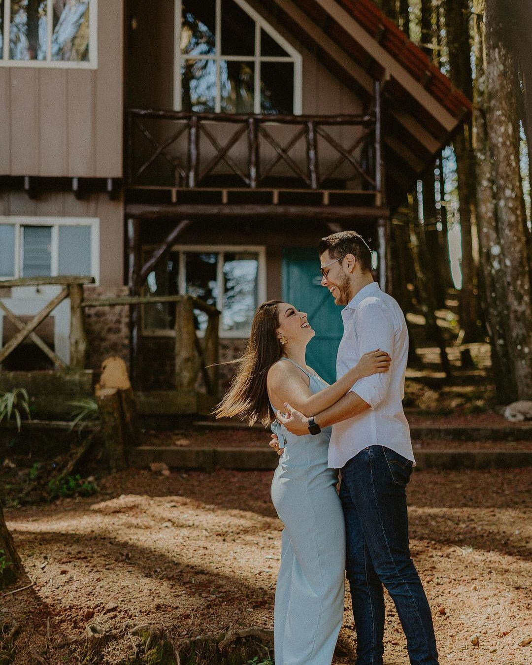 Los periodistas Gloriana Casarola y Diego Obando derrocharon amor en la sesión de fotos de su compromiso.