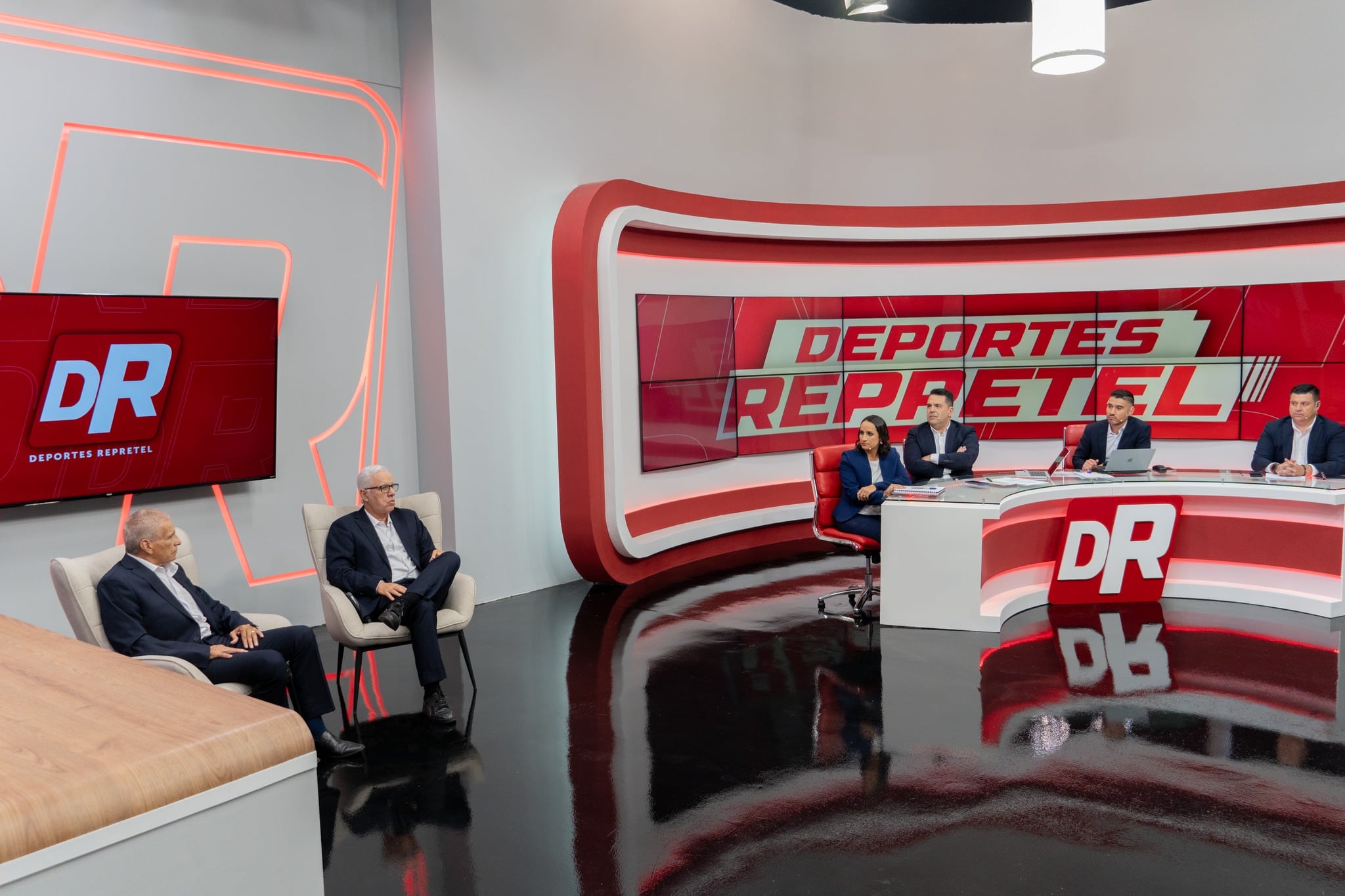 Deportes Repretel cambió de set