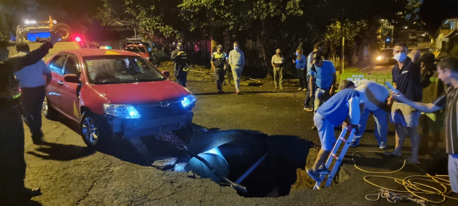 Taxista que cayó a enorme hueco vivirá calvario para que le arreglen el carro. Foto