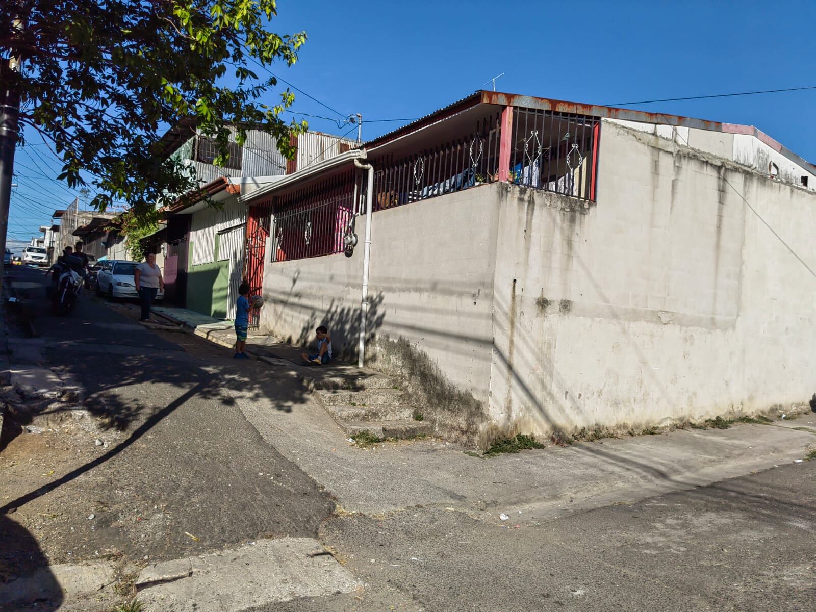 El ministro de vivienda Fernando Zumbado Jiménez con un oso de peluche, tras pasar la noche en un tugurio de Lomas del Río, Pavas, el 29 de mayo del 2007