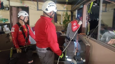 Adulto mayor y un hombre están graves tras terrible accidente en un ascensor