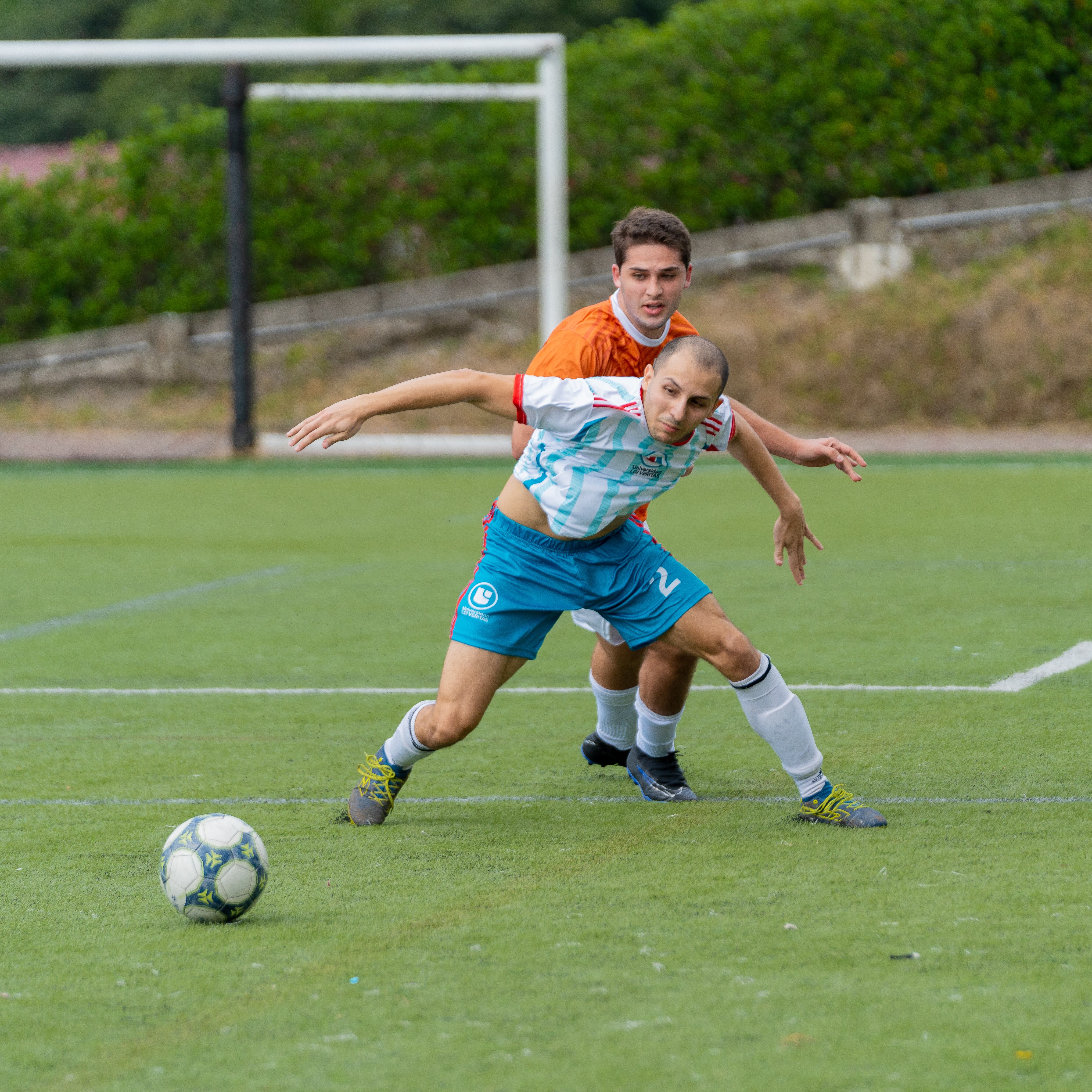 “Memo” Villalobos defiende ante Sasso, de LEAD University, quien anotó un póker en su debut.