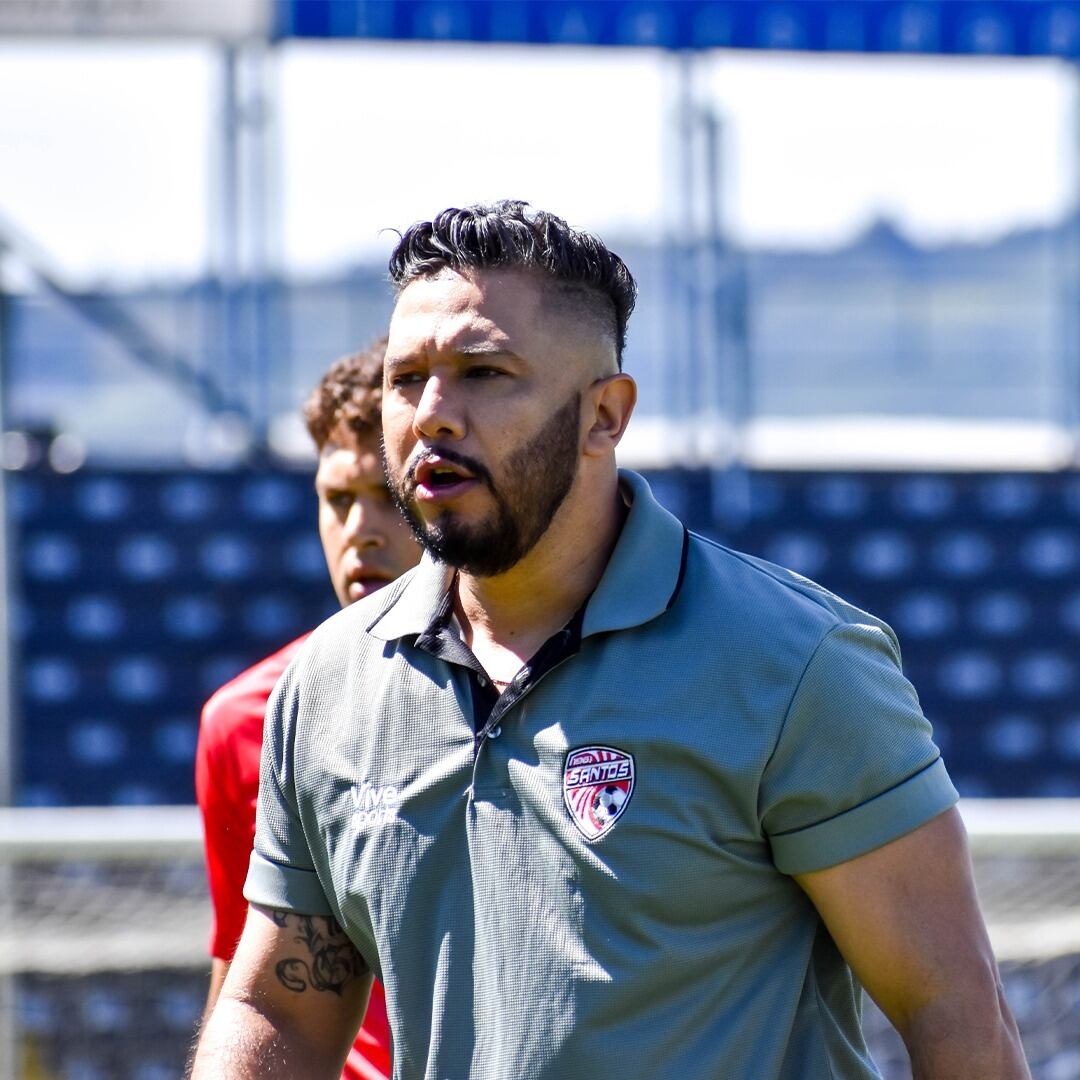Alonso Solís tiene sentimientos encontrados con su regreso al estadio Saprissa, este miércoles. Prensa Santos.